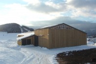 Hangar agricole bois montagne neige