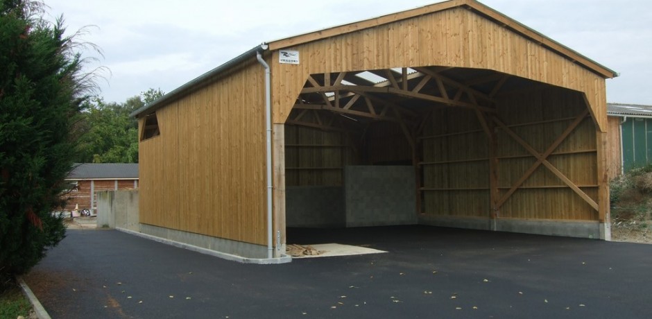 hangar de stockage en bois ouvert sur un cote