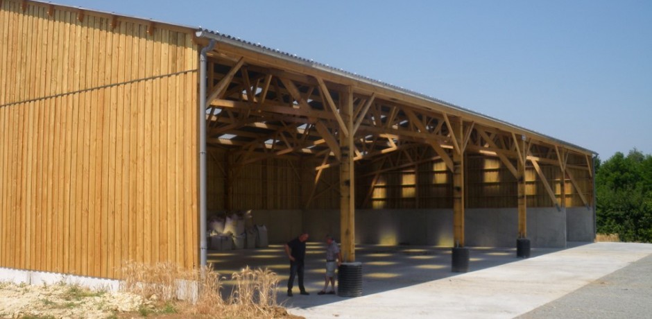 grand hangar en bois pour stockage de materiels