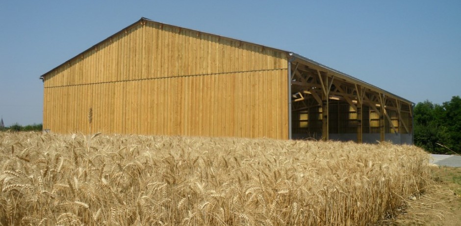hangar agricole en bois de stockage de materiels